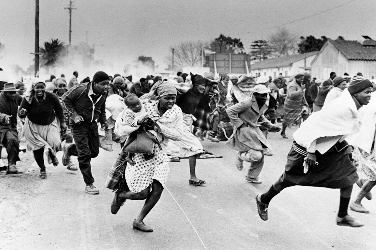 Blutiger Schüleraufstand in Soweto 1976. HEKS bezieht Stellung gegen das Apartheidregime in Südafrika. | HEKS