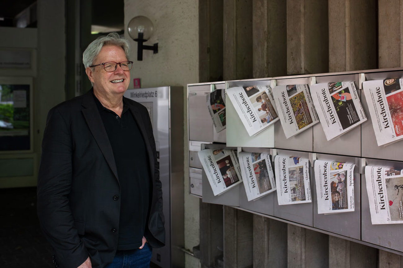 Die Kirche im Briefkasten»: Tilmann Zuber prägte den Begriff für den Kirchenboten. An der Theologischen Fakultät Basel zeigt er nun, wie das Christentum immer schon Mediengeschichte war – von der Handschrift über Radio und Fernsehen bis zur KI. | Foto: Michael Waser