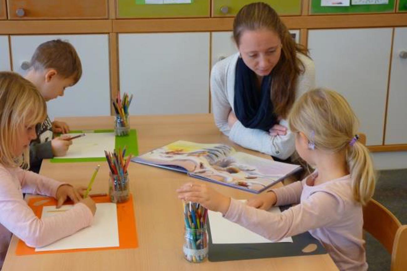 Sind mit Feuereifer bei der Sache: Nora (von links im Uhrzeigersinn), Elia und Nelly sowie Basisstufen-Lehrerin Carla Glarner. | Bild Irène Hunold Staub