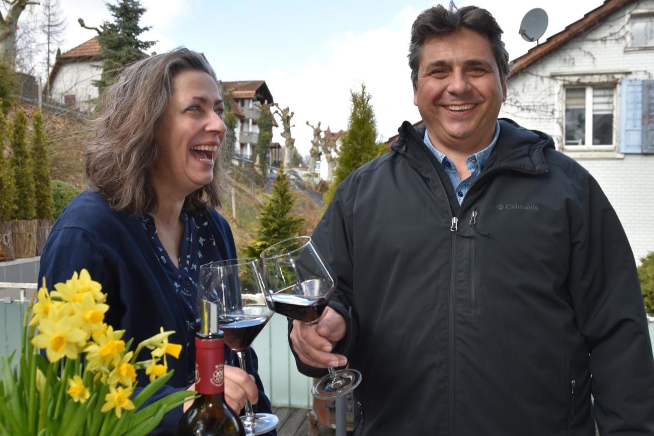 Das Theologenehepaar Rahel und Daniel Gerber kredenzen gern ein Glas Wein, haben es gerne lustig und finden:«Guter Humor ist wie eine Art Seelenventil.» / sal