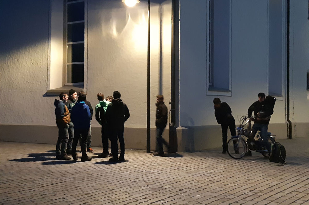 Nach dem Konfirmandenunterricht jedes Mal stimmungsvolles Zauren. Kopf und Herz wollen verbunden sein. Foto: Markus Grieder