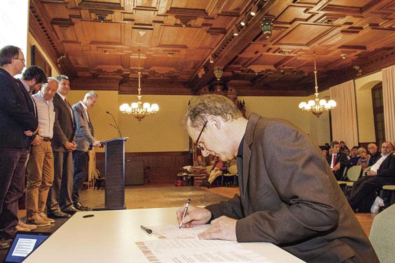 Durch die Unterschrift unter die «Schaffhauser Erklärung» verpflichten sich die Vertreter von Religionen und Staat zu verstärkter Zusammenarbeit für ein friedliches Zusammenleben. | Peter Leutert