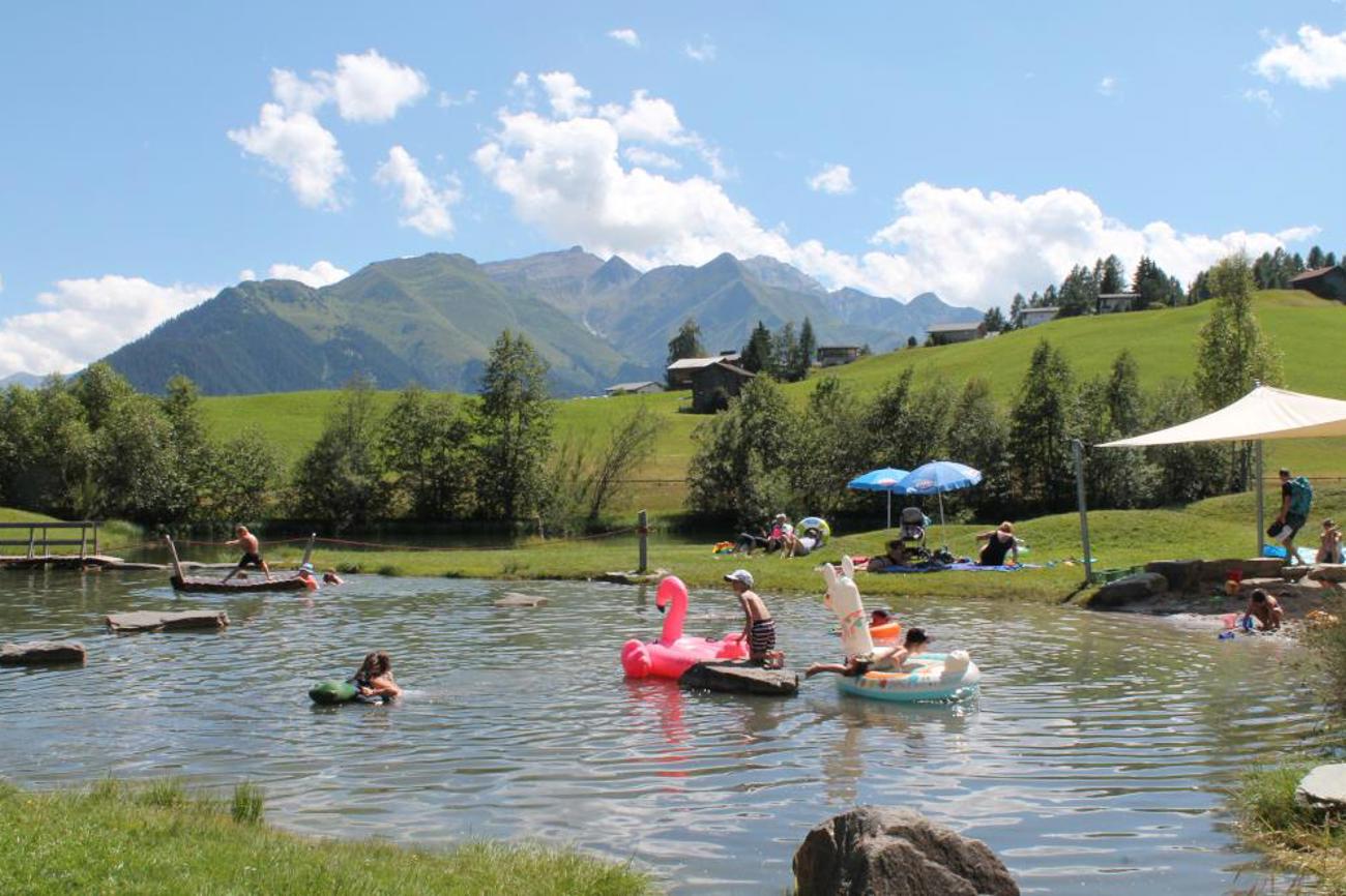 Der Badesee Davos Munts oberhalb von Vattiz lädt zum Plantschen und Sonnen ein.