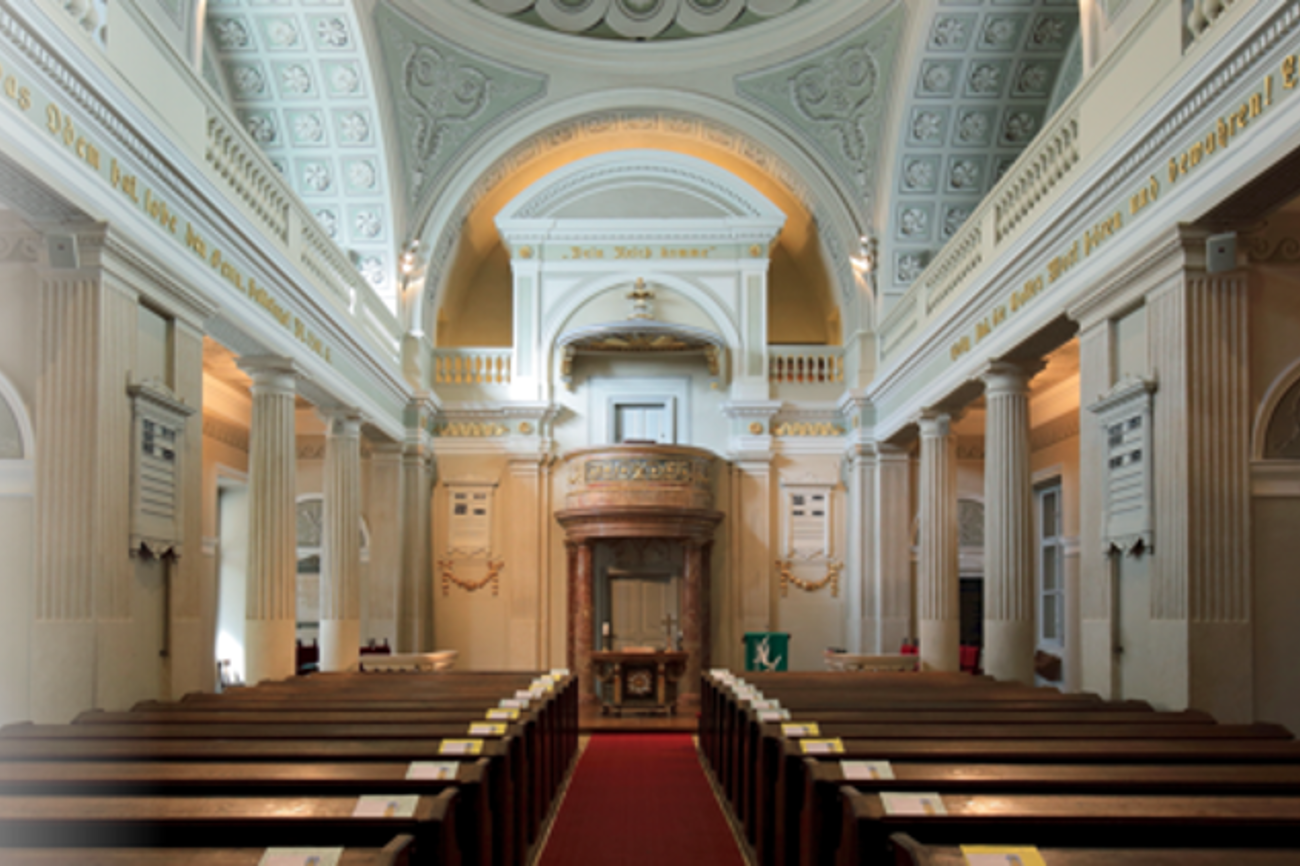 Evangelische Stadtkirche, 1783/84 als »Toleranzbethaus« erbaut, 1887 Totalumbau mit Turm; Hauptgeldgeber war der evangelische Industrielle und Bankier Johann von Fries, einer der reichsten Männer jener Zeit. Bild: Bwag.