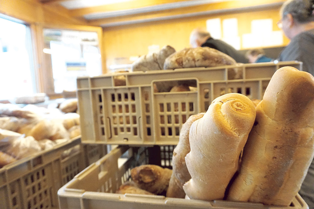 Brot vom Vortag: Die Lebensmittel werden von lokalen Bäckereien, Metzgereien und Bio-Bauernhöfen, aber auch von Grossverteilern wie Migros und Coop gespendet. | Foto: Noemi Harnickell