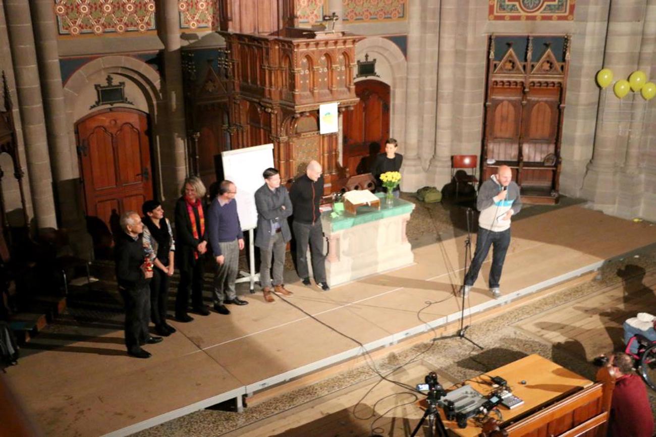 Nach der Preisverleihung (v.l.n.r.): Martin Dürr, Marguerite Meyer, Nicole Häfeli, Jürg Scheibler, Micha de Roo, Jens Nielsen, Moderatorin Daniela Dill und Tobias Dietrich, Diakon in der reformierten Kirchgemeinde Kleinbasel, Gastgeberin des ersten Basler Preacher Slams. | Kirchgemeinde Kleinbasel