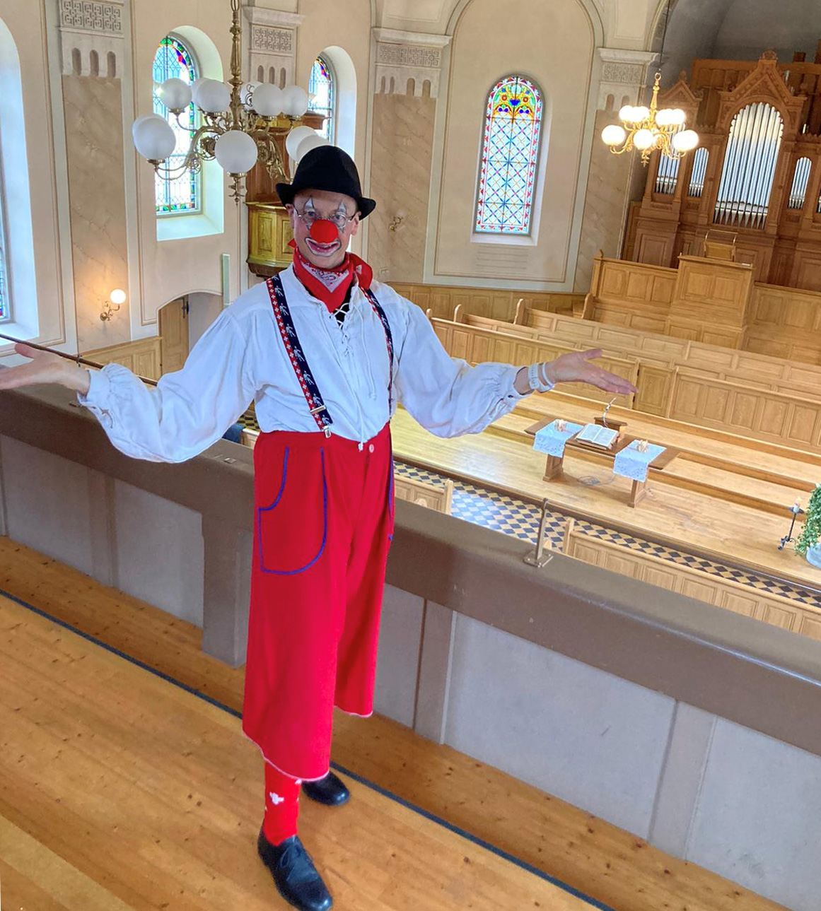 Es tanzt und lacht ein Clown in der Kirche ?!