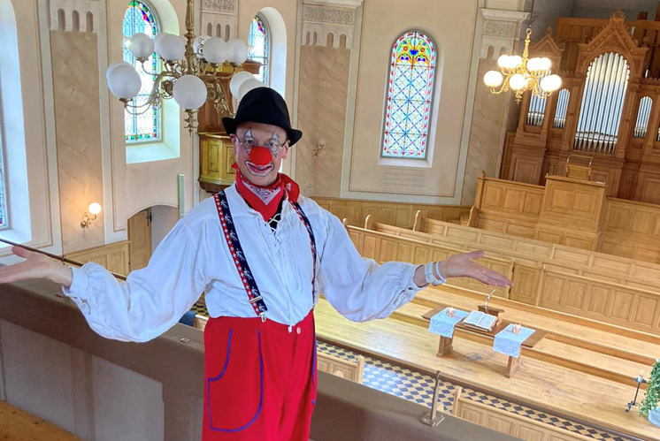 Es tanzt und lacht ein Clown in der Kirche ?!