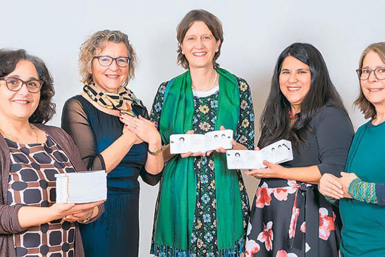 Das Porta-Projektteam (v. l.): Fernanda Vitello, Anita Portmann (zeigt die Gebärde für Herz), Yvonne Rihm, Sarah Bütler und Helene Geissbühler (zeigt die Gebärde für Friede). Foto: zvg/Conciatori