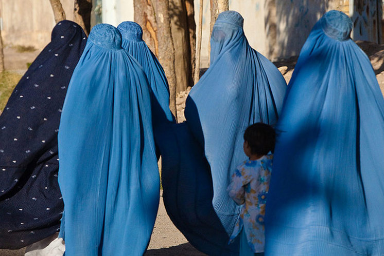 Fünf Jahre Talibanherrschaft: Frauen in Afghanistan kämpfen im Verborgenen