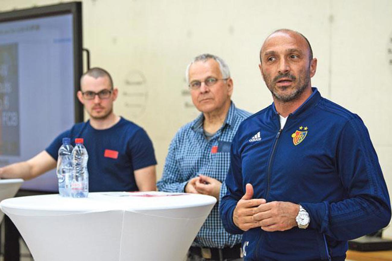 Was kann die Kirche von der Nachwuchsförderung des FC Basel lernen? (Von links) Theologiestudent Fabian Thomi und Pfarrer Martin Dürr, beide FCB-Fans, diskutieren mit FCB-Nachwuchs-Chef Massimo Ceccaroni.|Dominik Plüss