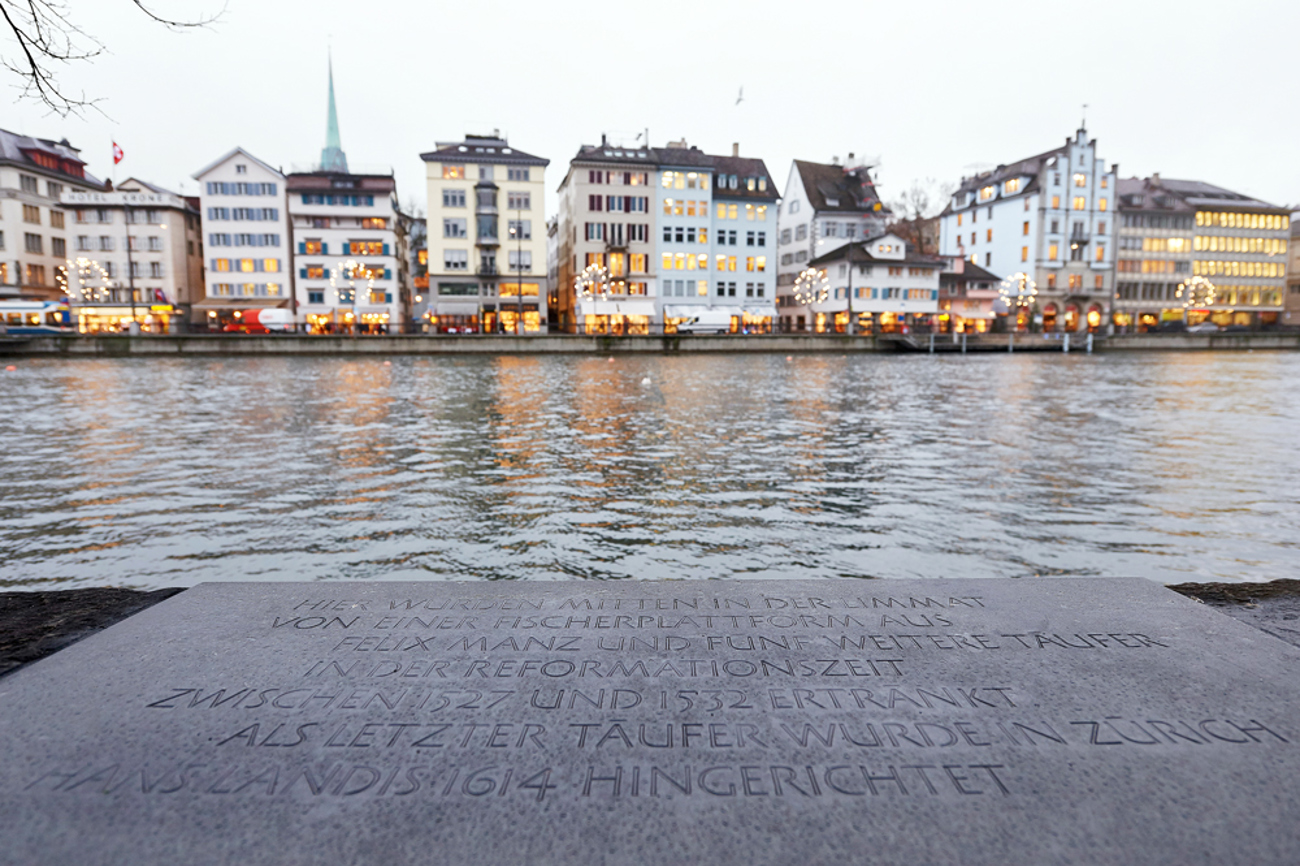 Täufer-Gedenktafel an der Limmat in Zürich: 1527 liess der Zürcher Stadtrat Felix Manz und sieben Glaubensbrüder in der Limmat ertränken. | epd-bild/Gion Pfander