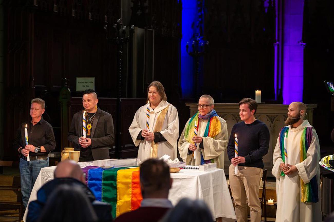 Namenssegnung für Trans-, inter und nonbinäre Menschen in der Offenen Kirche Elisabethen in Basel mit Elisha Schneider (Dritte* von rechts) | Michael Waser/OKE