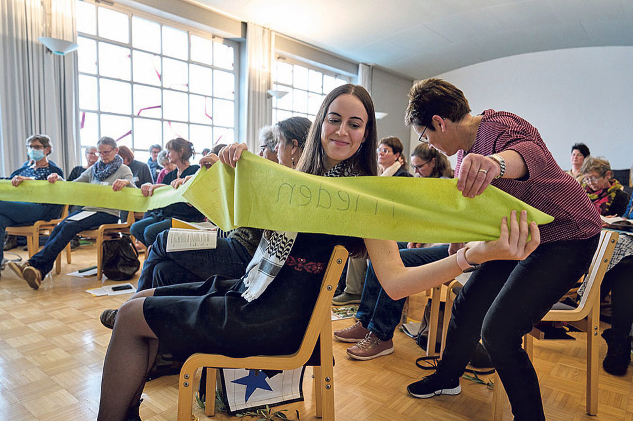 Vorbereitung zum Weltgebetstag der reformierten Kirche Luzern. Frauen knüpfen symbolisch das Band des Friedens . | Foto: Emamuel Ammon