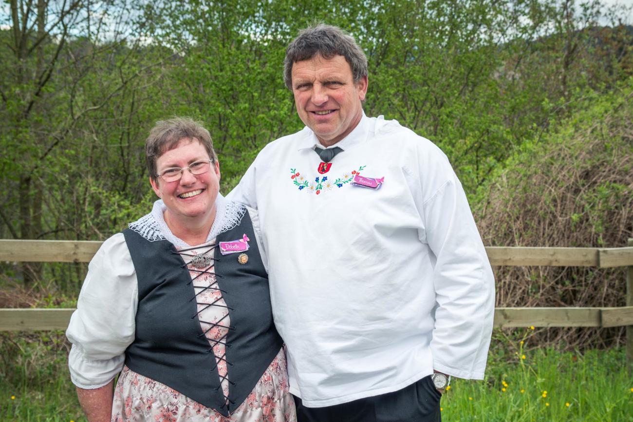 Elsbeth Hefti-Schiesser und Thomas Hefti in Tracht.
Foto: Familie Hefti.