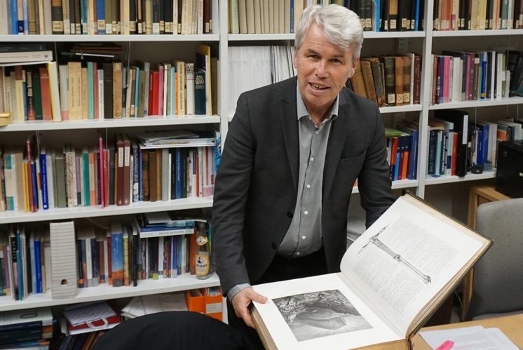 «Die Bibel hat es nicht nötig, dass man sie auf einen heiligen Sockel stellt»