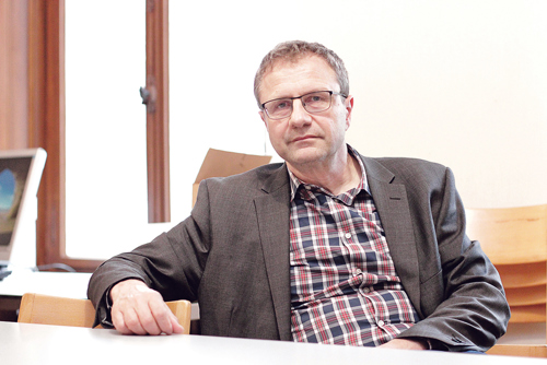 Alfred Bodenheimer in seinem Büro in der Uni Basel.