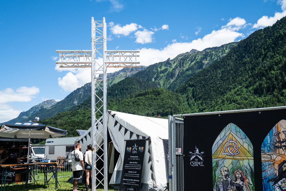 Zwischen Festivalzelten und Bergen: Das Kreuz der Metalchurch ist weithin sichtbar. | Foto: Vera Rüttimann