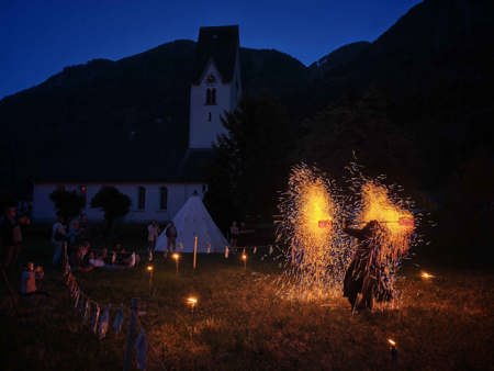 Ein Jubiläum mit Kirchentheater und Feuershow