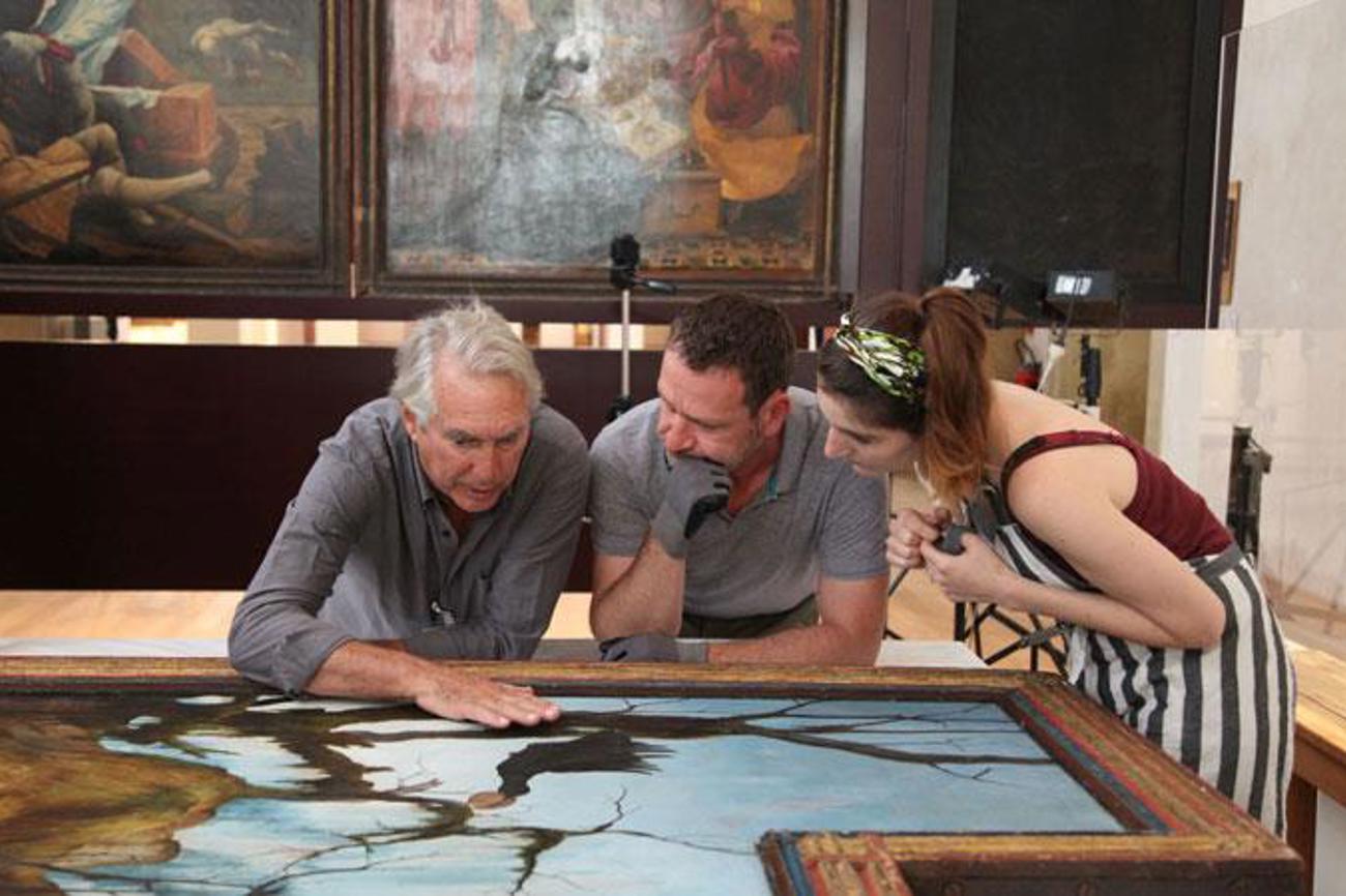 Der Himmel wird heller: Restaurator Antony Pontabry begutachtet mit dem Team die Tafel mit der Versuchung des heiligen Antonius.|Musée Unterlinden
