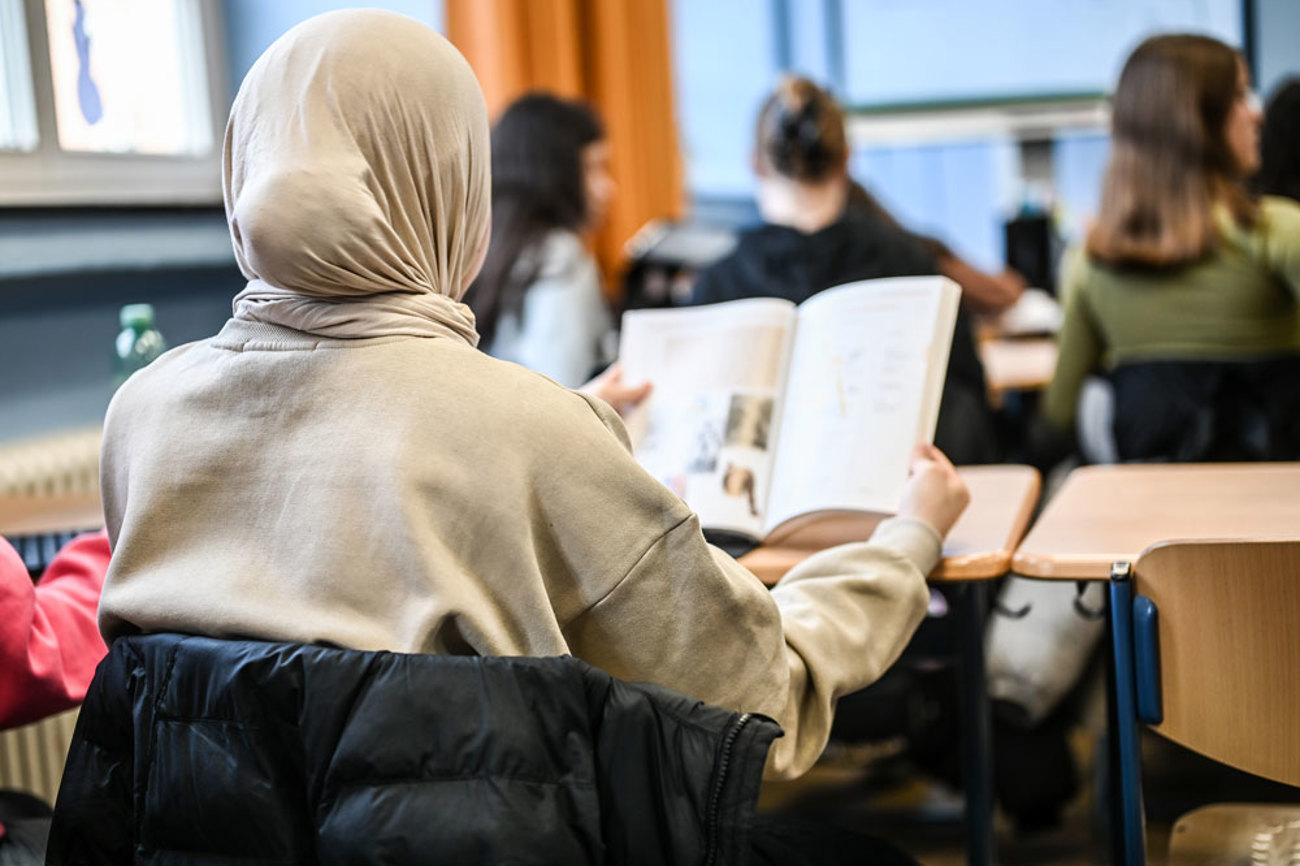 Ob Schülerinnen im Unterricht ein Kopftuch tragen dürfen, wird derzeit in mehreren Kantonen politisch verhandelt. | Symbolbild: Imago/Funke Foto Services