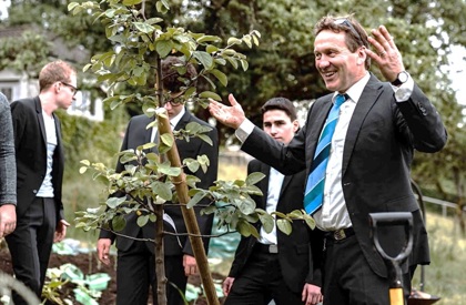Beno Kehl pflanzte mit Jugendlichen einen Quittenbaum, der inzwischen bereits Früchte getragen hat. (Bild: zVg) Beno Kehl pflanzte mit Jugendlichen einen Quittenbaum, der inzwischen bereits Früchte getragen hat. (Bild: zVg)