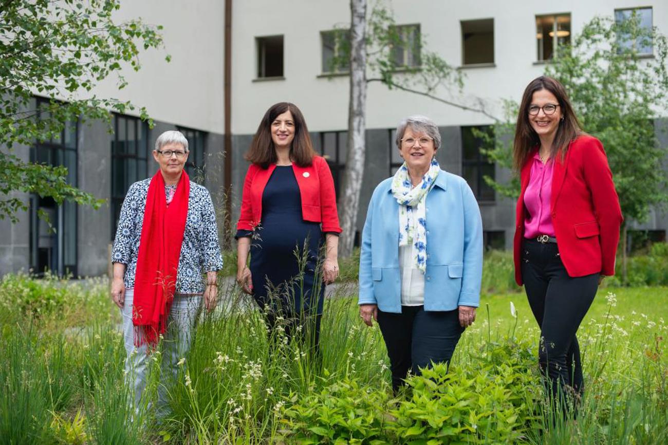 «Eine Stimme haben» ist das Thema der politisch-theologischen Predigt (v.l. ): Pfarrerin Verena Sollberger (Reformierte Teilkirchgemeinde Stadt Luzern), Ylfete Fanaj (Präsidentin 50 Jahre Frauenstimmrecht L uzern, Kantonsrätin SP), Pfarrerin Rita Famos (Präsidentin Evangelisch-reformierte Kirche Schweiz) und Lilian Bachmann (Synodalratspräsidentin Evangelisch-Reformierte Landeskirche des Kantons Luzern).