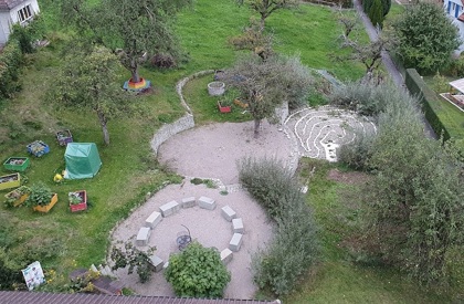 Sechs Kreise sind im «Buntä Chilä Gartä» in Sirnach wie Blütenblätter um ein Zentrum angelegt. (Bild: zVg)