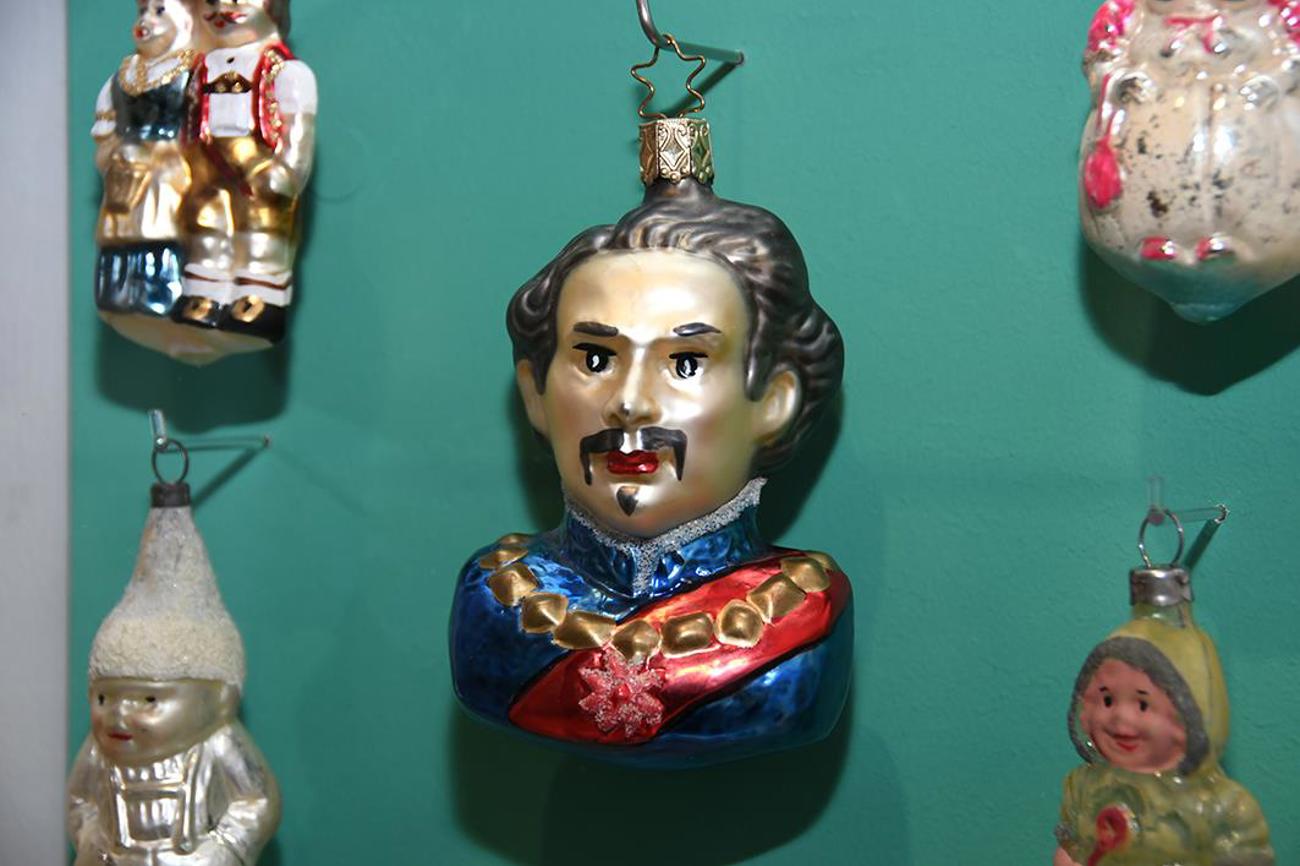 König Ludwig II von Bayern baumelte auch als Schmuck am Baum. | meka