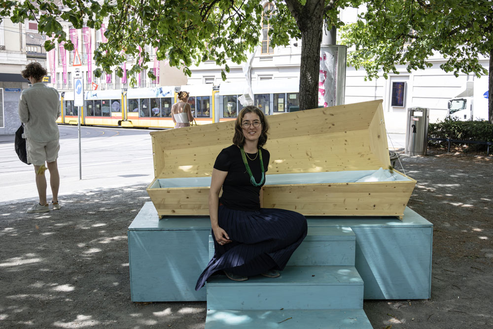 Selina Lauener entwickelte die Ausstellung «Sterbensmutig», nachdem sie beim Sterben ihrer Grossmutter merkte, wie wenig Wissen es rund um Sterben und Bestattung gibt. | Foto: Nicole Noelle