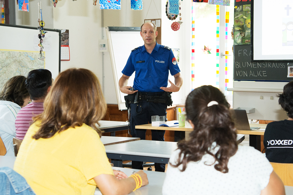 Pascal Gasser bei einer Veranstaltung zum Thema Radikalisierung vor Schülern: «Die meisten Jugendlichen suchen nur die Provokation. Echte Radikalisierung bleibt die Ausnahme.» | Foto: zvg