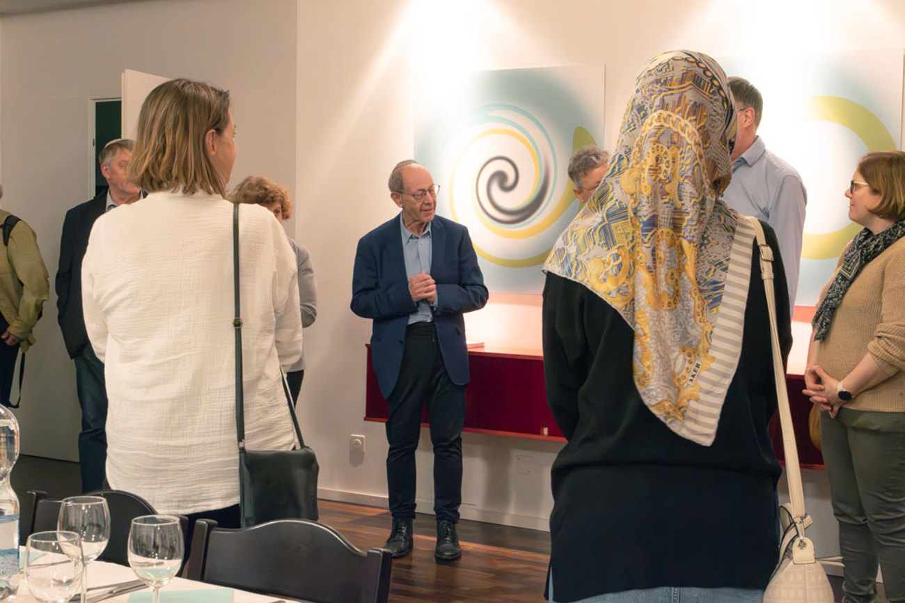 «Uns verbindet, dass wir in einer Zeit, in welcher der Dialog so schwierig ist, die Begegnung über den eigenen Kreis hinaus suchen»: Peter Bollag vom Verein Christlich-Jüdischer Projekte begrüsst die Anwesenden. | Foto: Nicole Noelle
