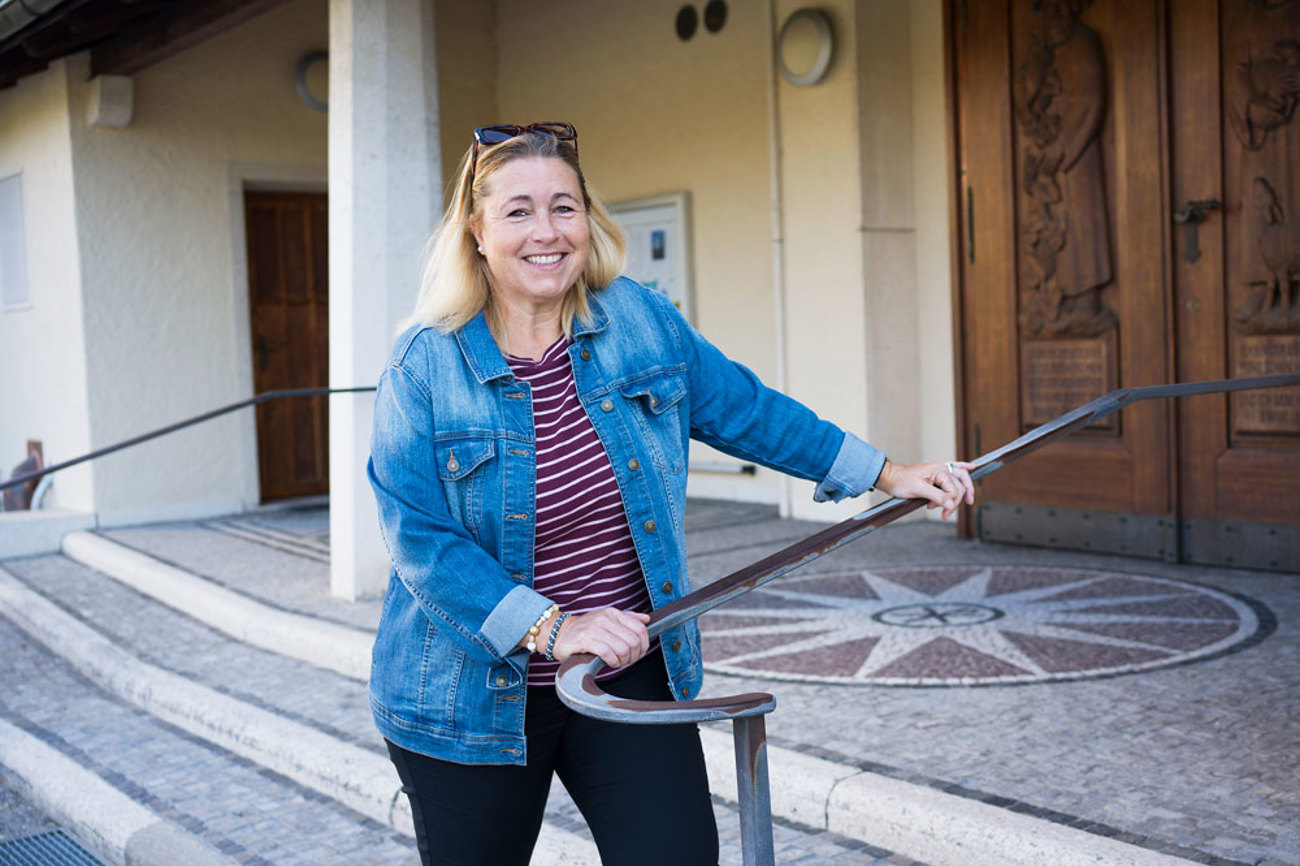 Stephanie Lemke-Signer: «Aus der Schauspielerei helfen mir zudem die Stimmbildung, die Sprechtechnik und die Erfahrung, vor Menschen zu stehen. Pfarrerin ist schliesslich auch ein Kommunikationsberuf.» | Foto: Peter Leutert