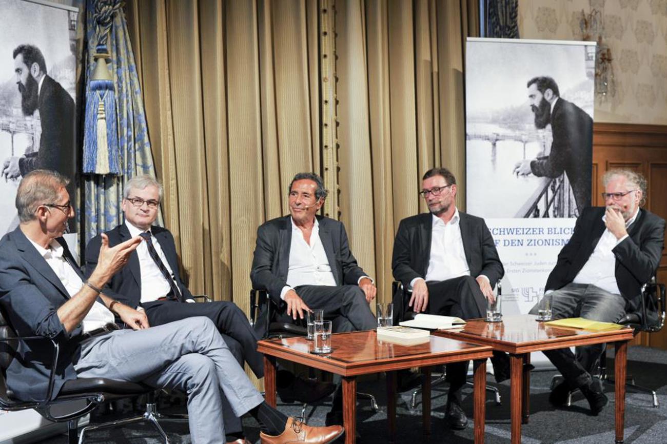 An der Journalistenrunde zum Anlass «120 Jahre Zionistenkongress» in Basel diskutierten (von links) Ulrich Schmid, Nahost-Korrespondent NZZ, Markus Somm, Chefredaktor Basler Zeitung BaZ, Roger Schawinski, Moderation, David Sieber, Chefredaktor Basellandschaftliche Zeitung, und Pierre Heumann, Nahost-Korrespondent BaZ, Weltwoche. | Alain Picard