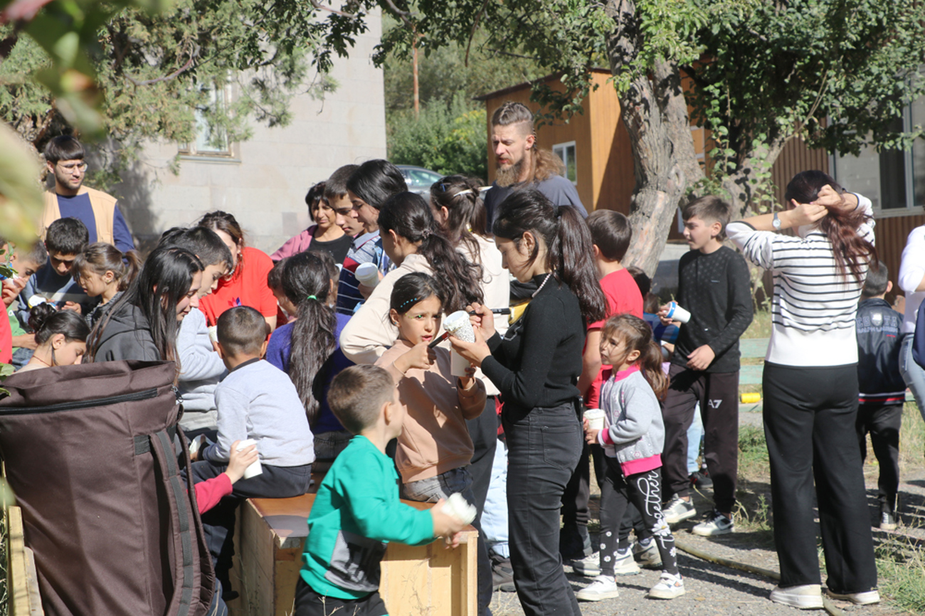 In Zusammenarbeit mit der NGO «Syunik Development» bietet das Heks Traumabewältigungsmassnahmen für vertriebene Kinder und Jugendliche armenischer Herkunft an. | Foto: Heks