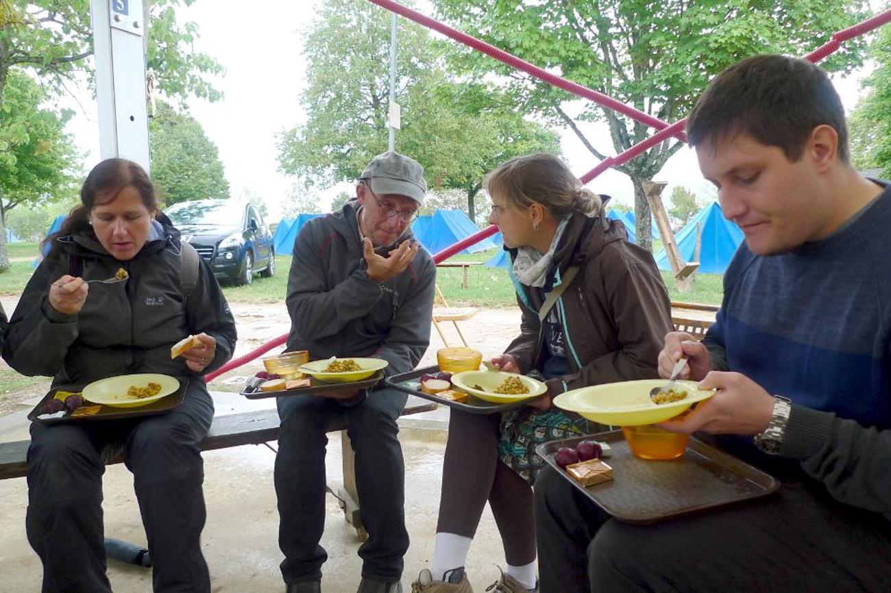 Mittagspause in Taizé: «Ich lernte verschiedene Seiten von mir kennen, dass ich offen auf die Leute zugehen kann. Einfach fröhlich sein zu können, tut gut. Es fällt leichter, tiefe Gespräche zu führen. Seelsorge passiert hier einfach. Mit andern zusammen zu sein, tut der Seele gut. Taizé ist der friedlichste Ort der Welt.» Barbara Steiner (19) | Esther R. Suter