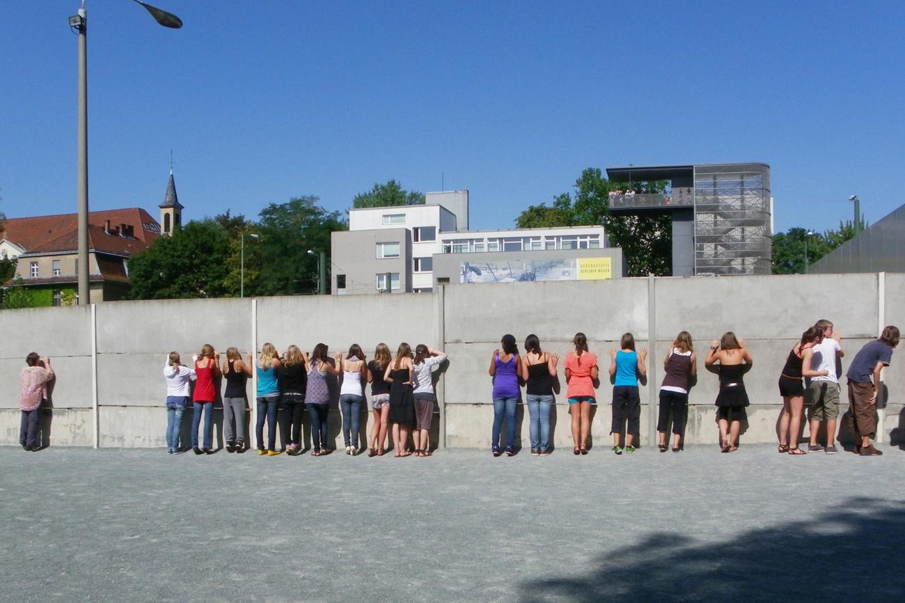 Glarner Konfirmandinnen und Konfirmanden schauen durch die Berliner Mauer.
Bild Dagmar Doll