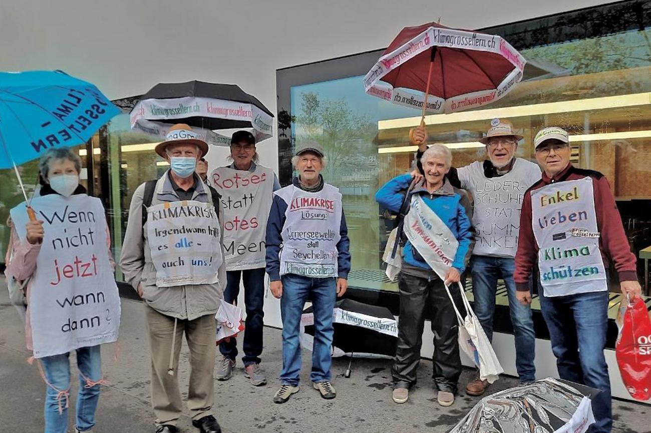 Die Klima-Grosseltern üben sich im zivilen Ungehorsam und nehmen die damit verbundenen Unannehmlichkeiten in Kauf.