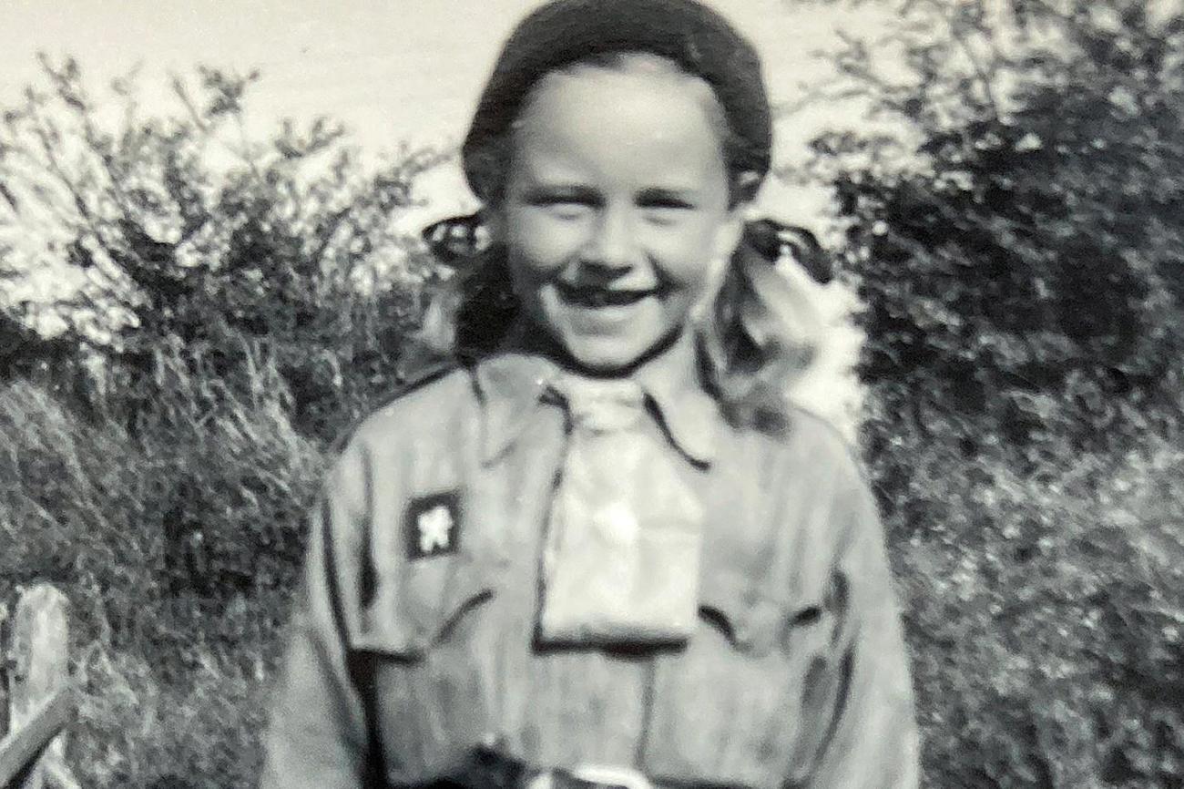 Die junge Betty Jones als Pfadfinderin.