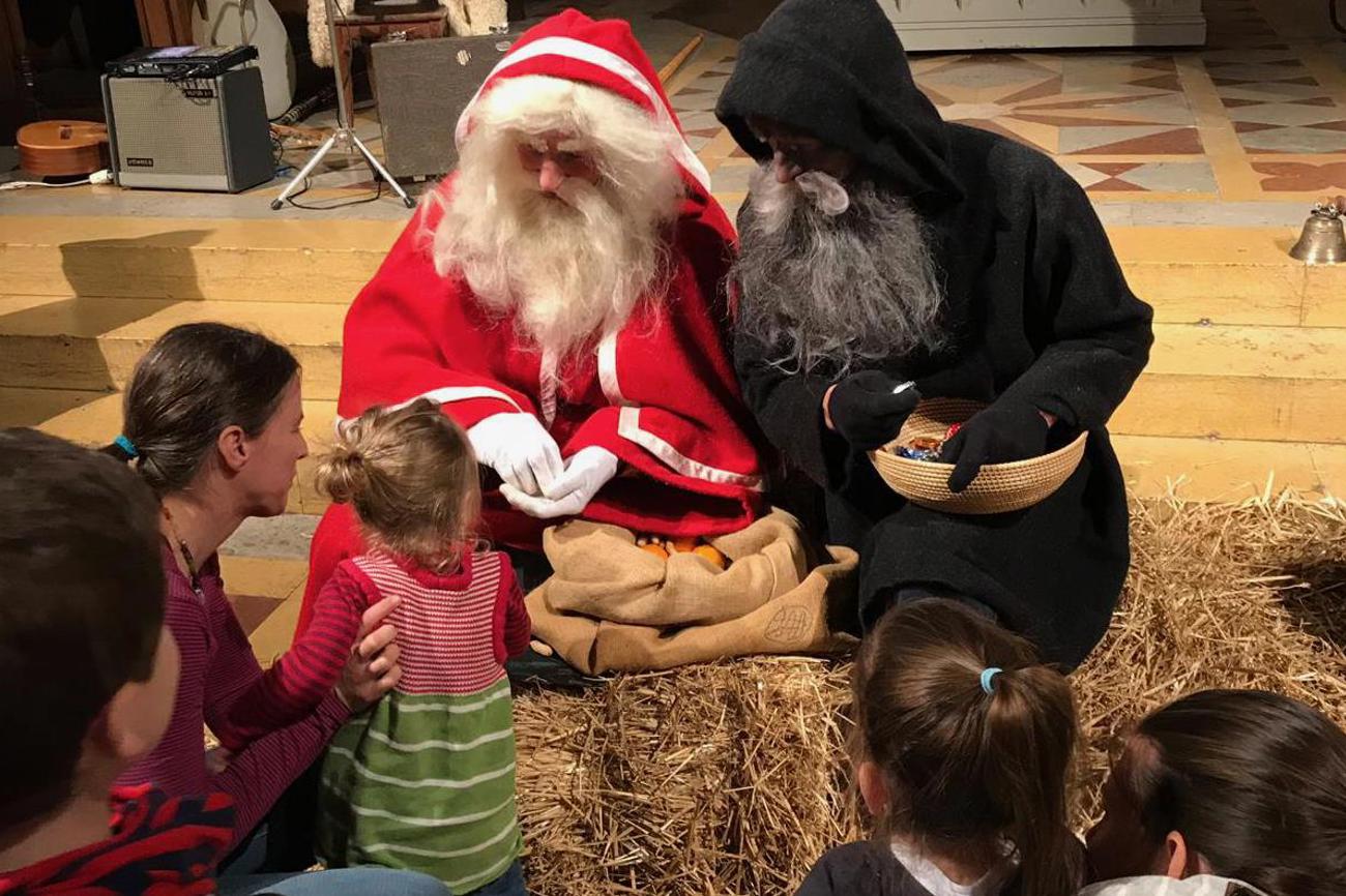 Samichlaus Markus Berger und sein Schmutzli im Einsatz in der Kirche. | Offene Kirche Elisabethen