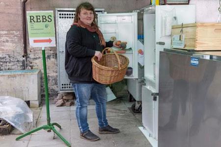 Ein Kühlschrank im Freien