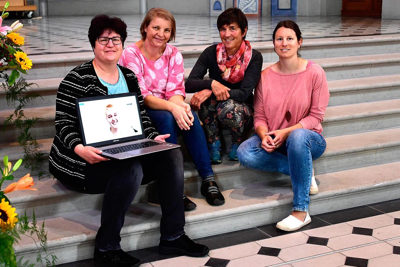 Von links: Christina Brüll, Irina Kasper (auf Bildschirm), Dagmar Doll, Ursi Zweifel Ortlieb und Daniela Müller-Kuhn vom Team «Kirche unterwegs», welches die «anderen» Gottesdienste gestaltet.
Bild mb