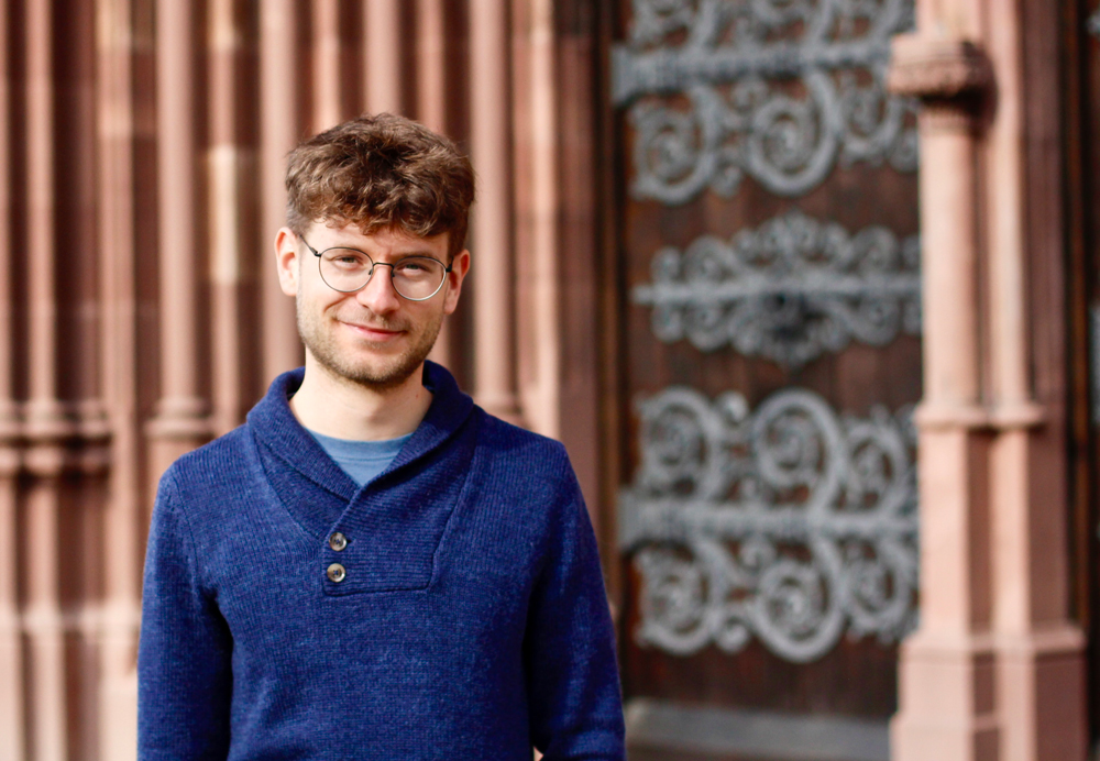 Vikar Felix Berki hat das Osterlachen im Basler Münster initiiert. Er ist überzeugt: Humor gehört zum Leben und auch zum Glauben. | Foto: Zuber