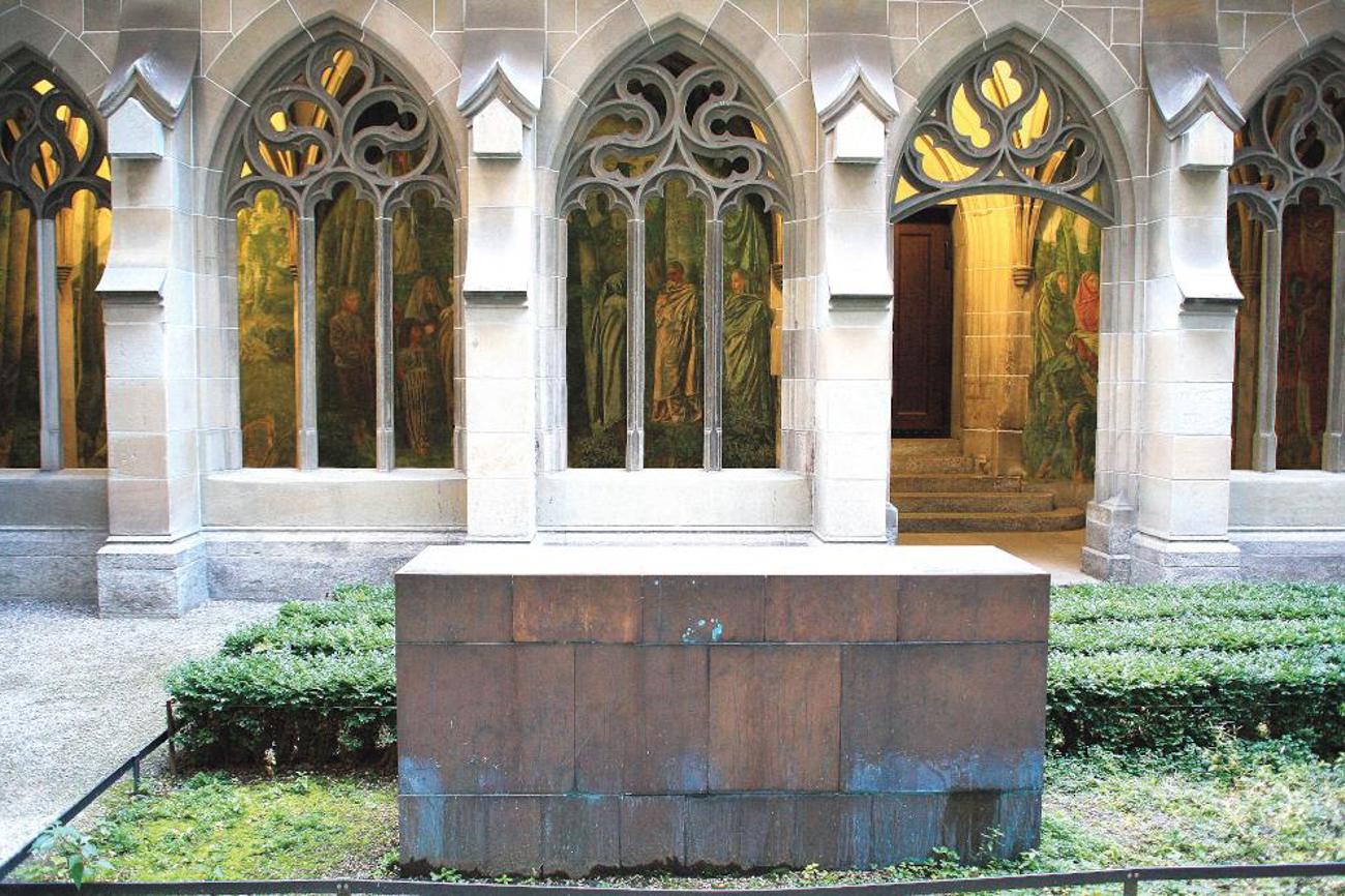 Wie ein Kubus: Das Denkmal für die letzte Äbtissin beim Fraumünster in Zürich. | Roland zh, cc by-sa