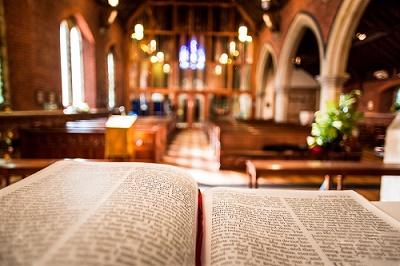 iStock-518618342_Offene_Bibel_in_Kirche_400px.jpg