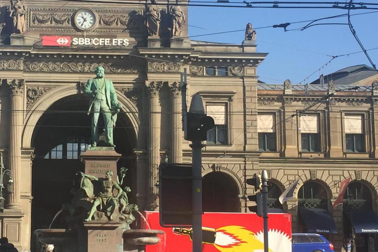 Albert-Escher-Denkmal vor dem Hauptbahnhof Zürich.