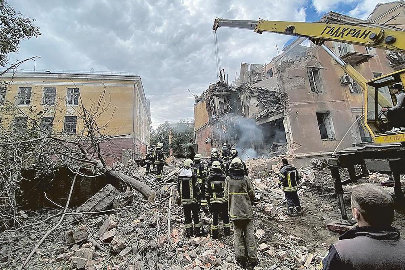 Aufräumarbeiten in der Ukraine nach einem Raketenangriff.