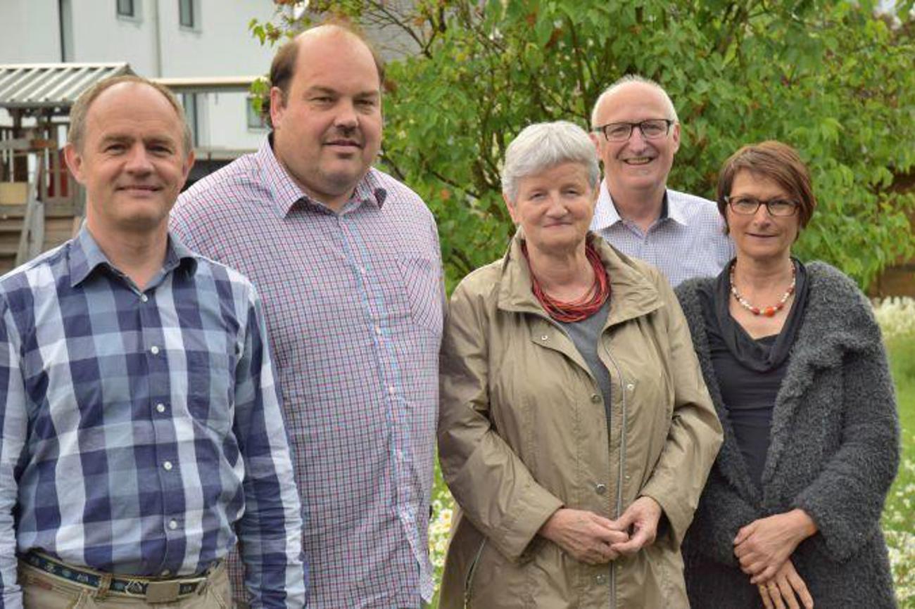 Die Projektgruppe Treffpunkt: von links Bruno Schmid, Pfarrer Jens Liedtke, Vreni von Felten, Initiator Fritz Schoch und Marie-Theres Tremp. | Bild Gabi Corvi
