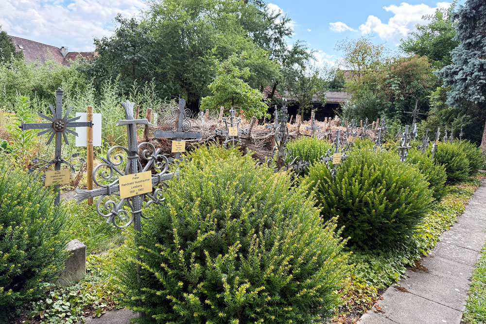 Metallene Kreuze mit Rosenornamenten erinnern im Klostergarten an die Kapuzinerbrüder, die hier bis 1990 lebten. | Foto: Nicole Noelle