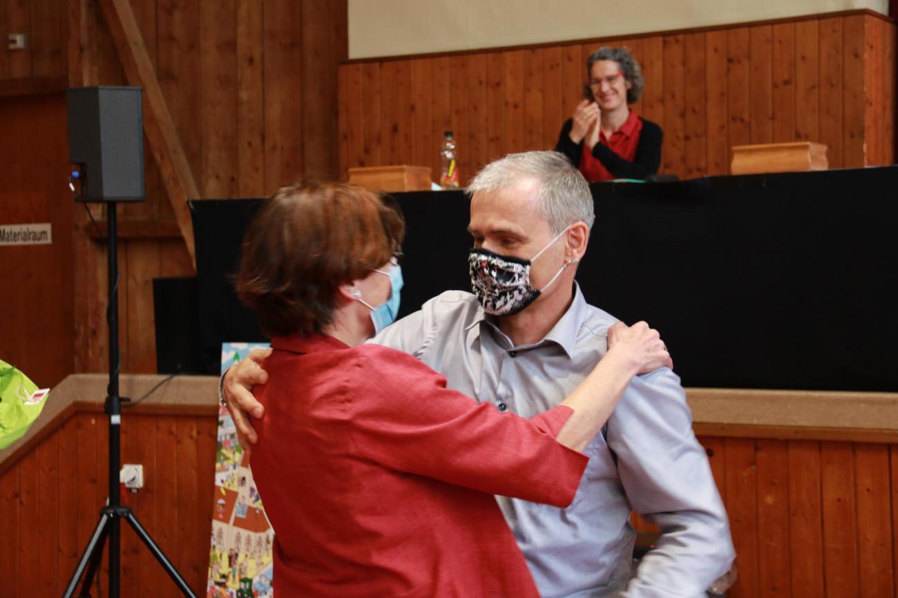 Bewegender Moment mit Umarmung: Christina Aus der Au wurde als neue Kirchenratspräsidentin gewählt, und Paul Wellauer versprach ihr konstruktive Zusammenarbeit.